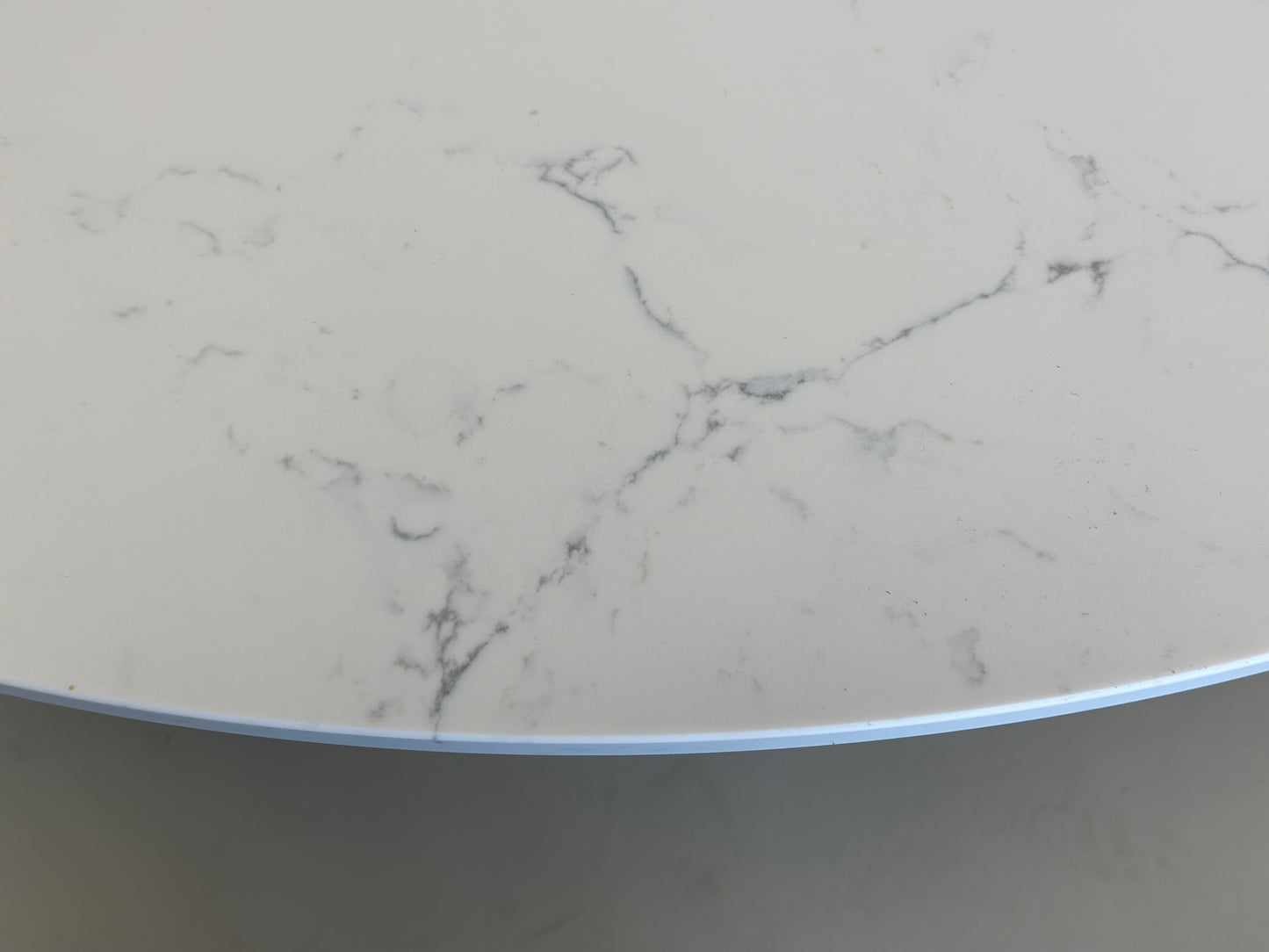 Close-up van de marmerlook aders in het Venatino Alabaster composiet blad