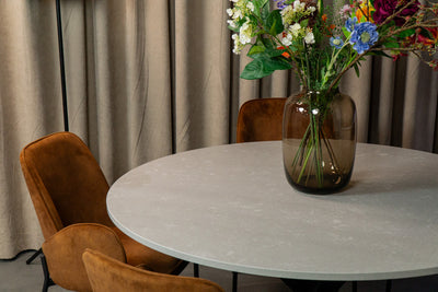 Grijze ronde eettafel composiet in een modern interieur