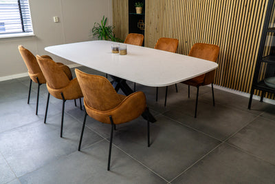 Witte marmer look tafel composiet in een modern interieur