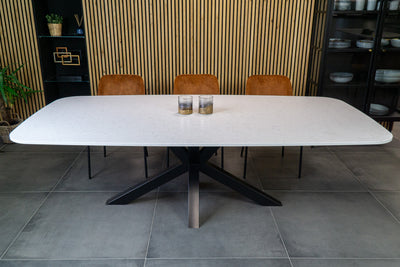 Detail van de duurzame randafwerking van de witte composiet tafel