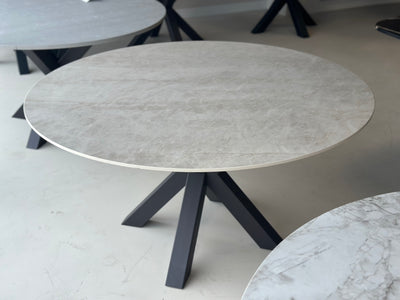 Ronde eettafel beige keramiek Taj Mahal Almond met zwart Double X-leg onderstel