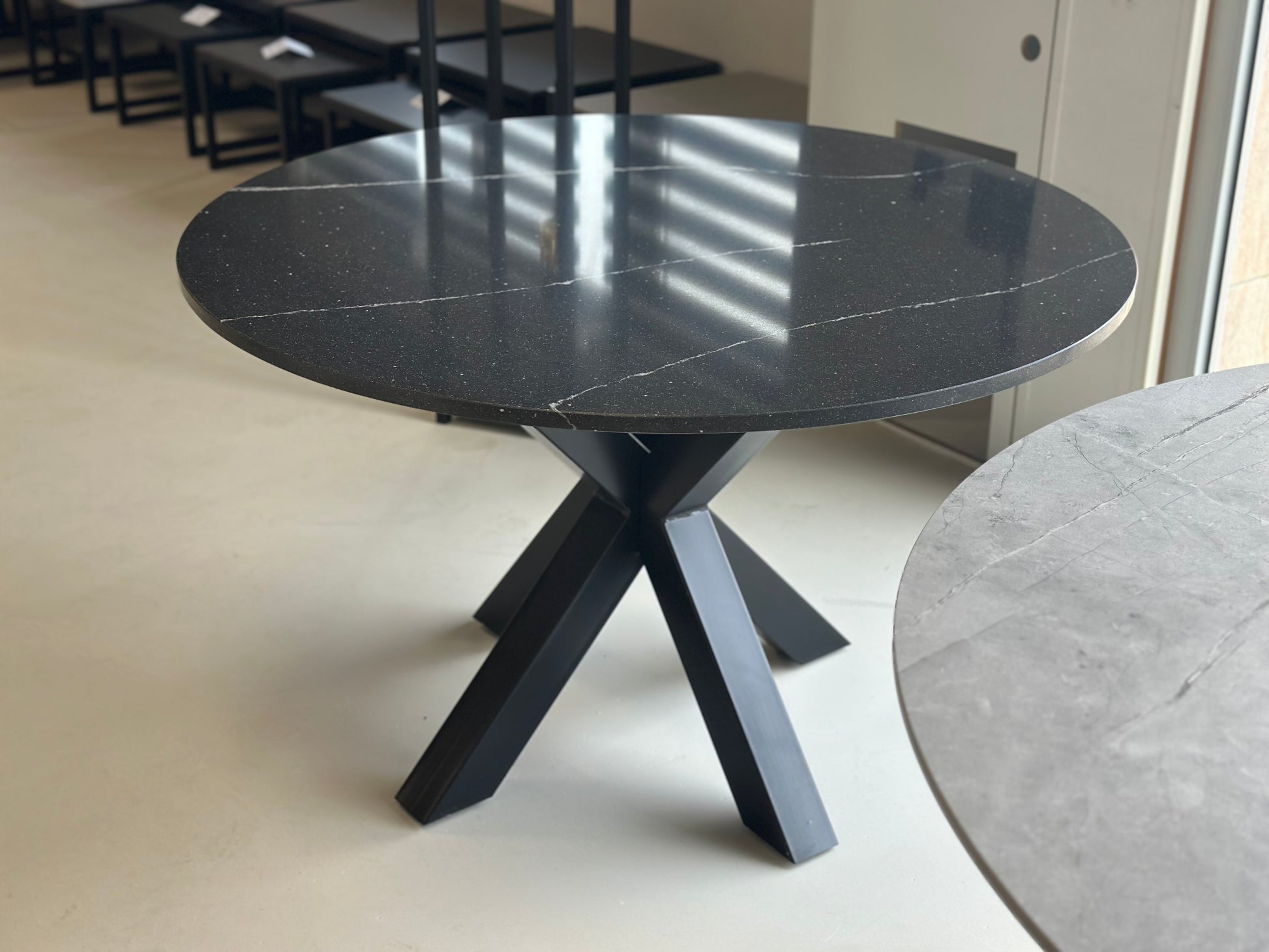 Ronde eettafel Noblesse Blue Diresco met zwart Double X-leg onderstel