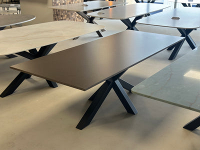 Rechthoekige eettafel grijs composiet Silestone Marengo met zwart Matrix onderstel
