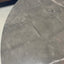 Close-up van de donkere aardetinten en textuur in het Korso Dekton blad