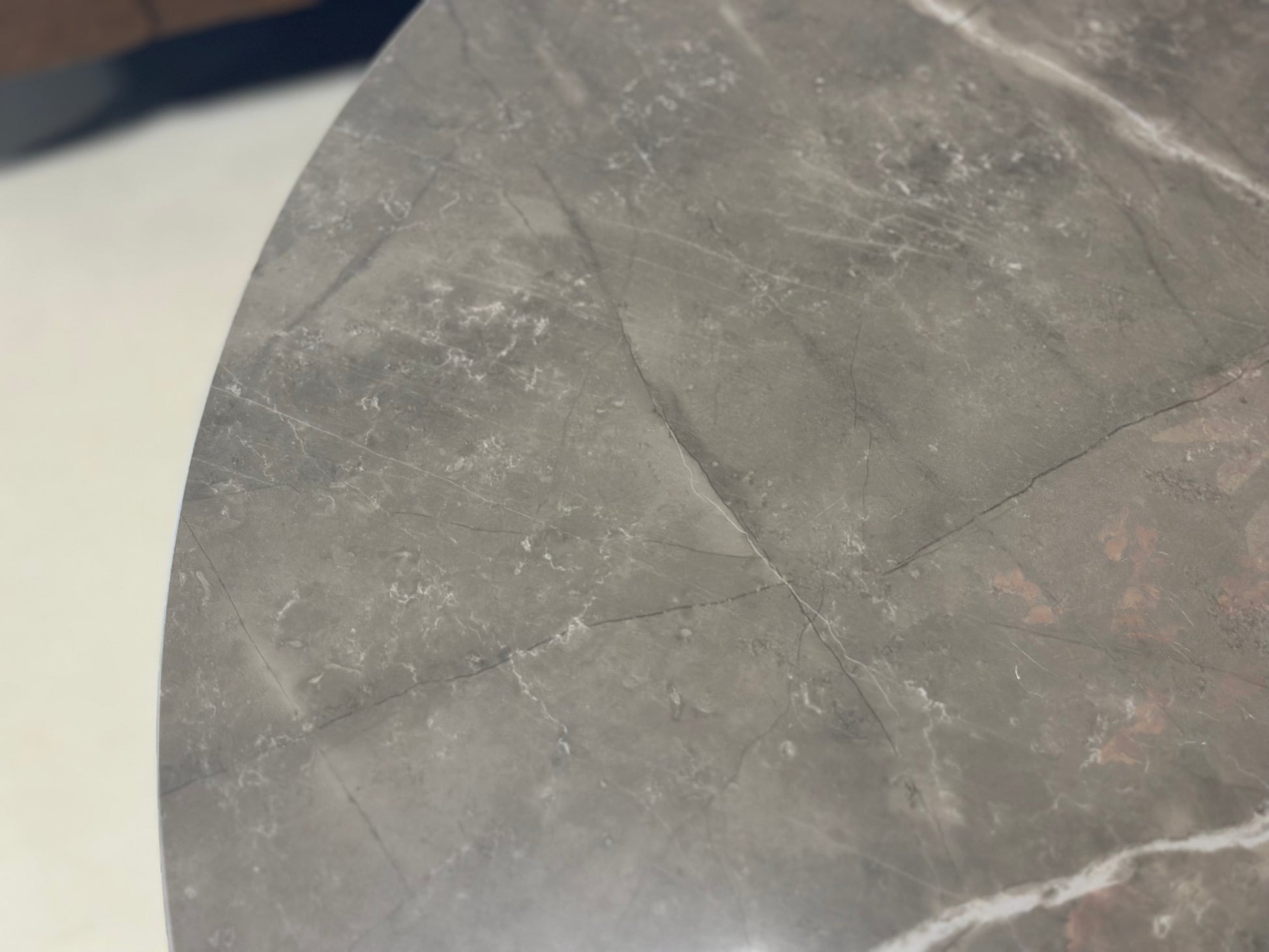 Close-up van de donkere aardetinten en textuur in het Korso Dekton blad