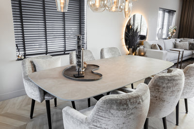 Deens ovale eettafel Fume Matrix eikenhout in een Japandi interieur