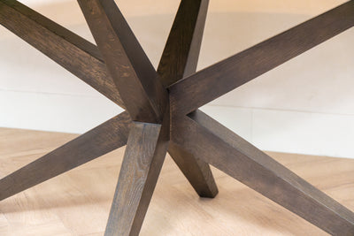 Detail van de massief eikenhouten Matrix poot