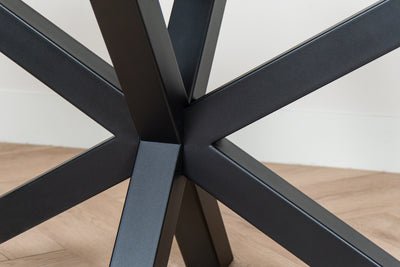 Luxe eettafel met robuuste poot