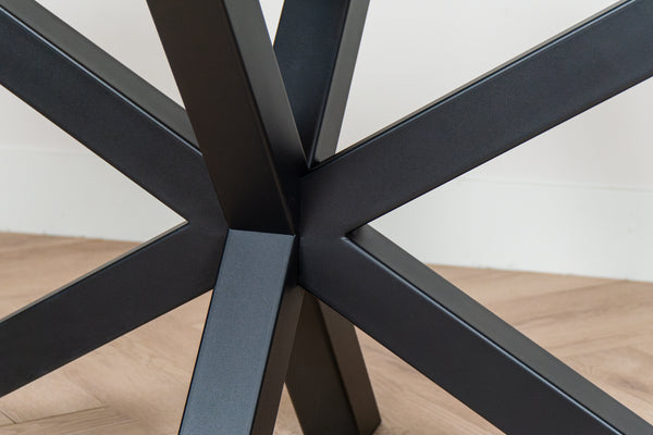 Luxe eettafel met robuuste poot