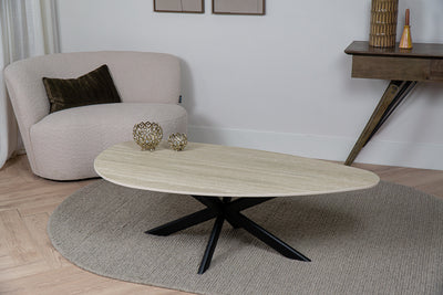 Luxe kiezelvormige salontafel Travertino in een licht en modern interieur