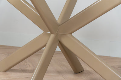 Detailopname van de Matrix Light eettafel poot uitgevoerd in een verfijnde crème kleur.