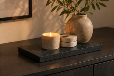 1. Neroli Accessoireplank decoratief gestyled met kaars en vaas