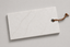 Prexory Light Signature Tapasplank van licht natuursteen met subtiele grijze aders en leren koord