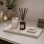 Luxe natuurstenen badkamer accessoireplank met zeeppomp, geurstokjes en zeepbakje
