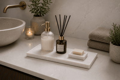 Luxe natuurstenen badkamer accessoireplank met zeeppomp, geurstokjes en zeepbakje