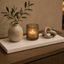 Luxe natuurstenen decoratieplank met kaars, vaasje en woondecoratie
