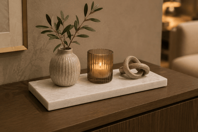 Luxe natuurstenen decoratieplank met kaars, vaasje en woondecoratie