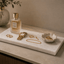 Natuurstenen sieraden organizer met gouden sieraden, horloge en parfum