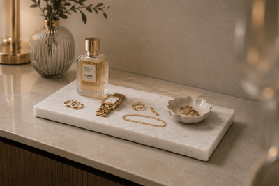 Natuurstenen sieraden organizer met gouden sieraden, horloge en parfum