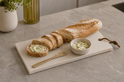 Composiet tapasplank voor stokbrood en kruidenboter
