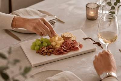 Luxe borrelplank van composiet voor stijlvolle presentatie