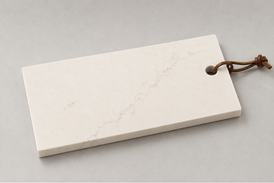 Luxe tapasplank van natuursteen met leren koord voor borrelhapjes