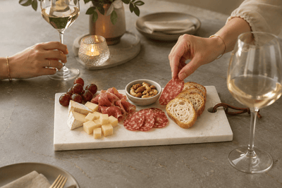 Moderne serveerplank van natuursteen op luxe eettafel met tapas