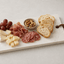 Witte borrelplank van composiet met kaas, charcuterie en stokbrood