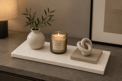Decoratie plateau van composiet met vaasje en geurkaars op dressoir