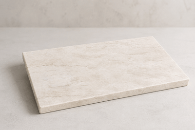 Natuurstenen badkamer plank met zeeppomp en geurstokjes