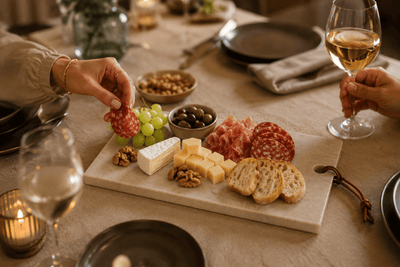 Stenen tapasplank voor een stijlvolle borrelpresentatie