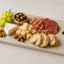 Natuurstenen borrelplank met kaas, charcuterie en tapas