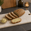 Beige serveerplank van natuursteen voor brood en kruidenboter