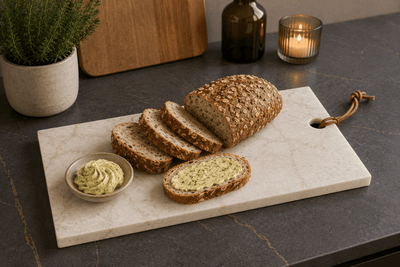 Beige serveerplank van natuursteen voor brood en kruidenboter