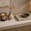 Decoratieve natuurstenen plank voor woonaccessoires en kaarsen