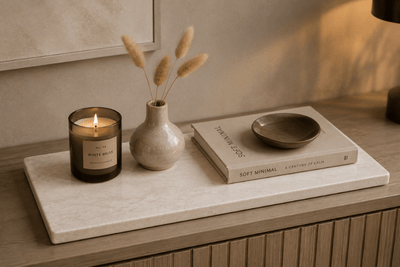 Decoratieve natuurstenen plank voor woonaccessoires en kaarsen