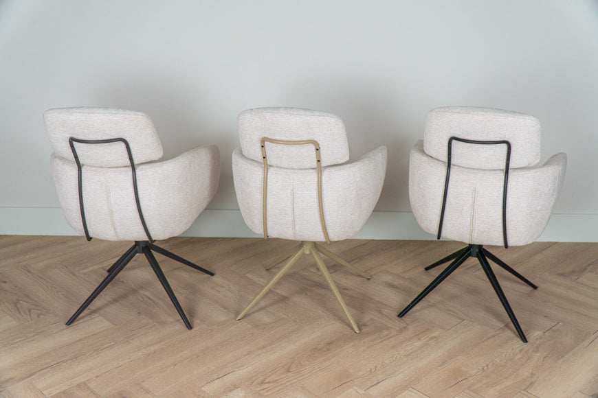 Achterkant stoelen creme