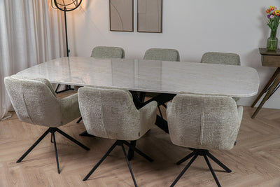 Luxe Deens ovale eettafel in een hotel-chic interieur