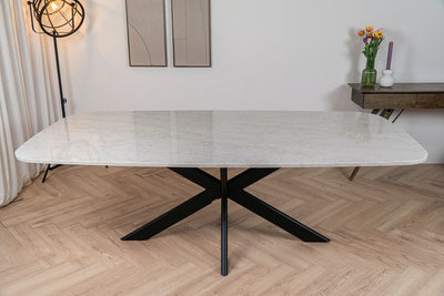 Gedekte luxe Deens ovale eettafel voor gasten