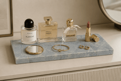 Azul Emerald Accessoireplank met luxe parfumflacons, make-up en sieraden als stijlvolle decoratie op een kaptafel of dressoir.