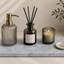 Azul Emerald Accessoireplank met zeeppomp, geurstokjes en kaars als stijlvolle decoratie in een moderne badkamer.