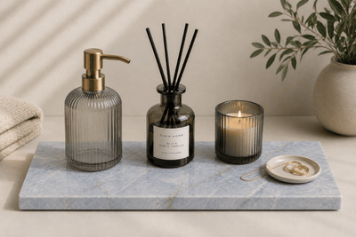 Azul Emerald Accessoireplank met zeeppomp, geurstokjes en kaars als stijlvolle decoratie in een moderne badkamer.