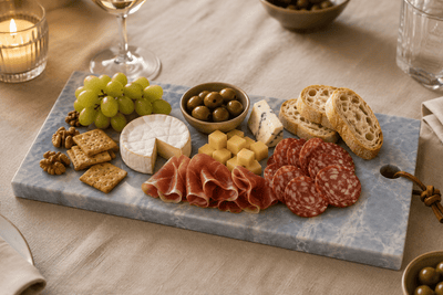 Azul Emerald Signature Tapasplank met kaas, vleeswaren, olijven, druiven en vers brood tijdens een borrel.