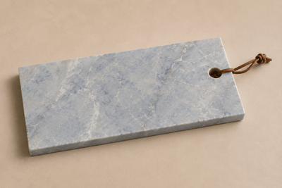 Azul Emerald Signature Tapasplank van natuursteen met leren koord en luxe blauwgrijze steenstructuur.