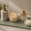 Verde emerald natuurstenen plank gebruikt als decoratieve tray met zeeppomp, geurkaars en geurstokjes.