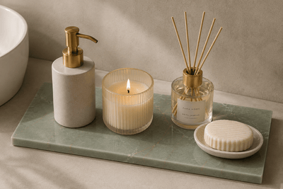 Verde emerald natuurstenen plank gebruikt als decoratieve tray met zeeppomp, geurkaars en geurstokjes.
