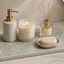 Verde emerald natuurstenen plank gebruikt als decoratieve tray met zeeppomp, geurkaars en geurstokjes.