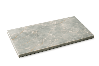 Rechthoekige tapasplank van Verde Emerald natuursteen met warme groene tinten en subtiele adering.