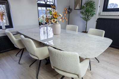 Moderne eettafel Matrix in een lichte setting