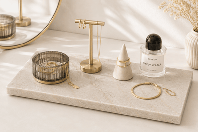 Glencoe Accessoireplank van natuursteen gebruikt als stijlvolle sieradenplank met horloge, ringen en kettingen.